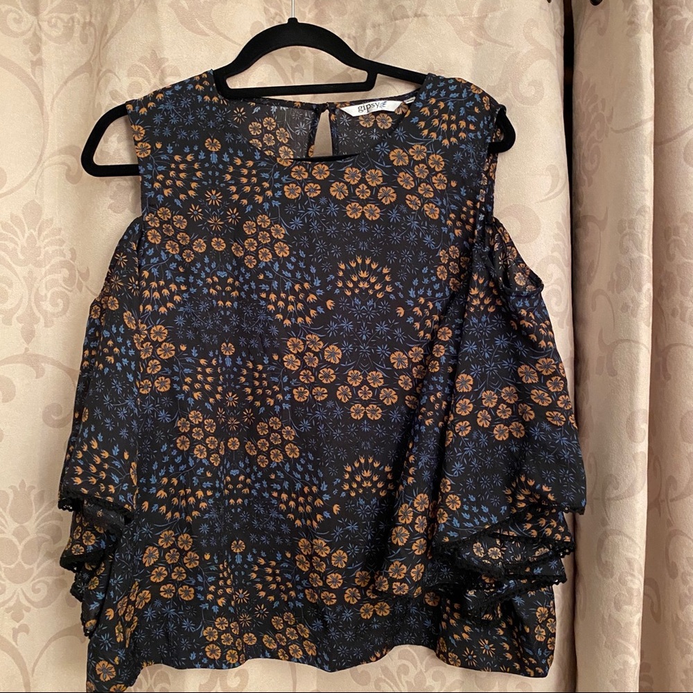 Boho chic top with flowy sleeves